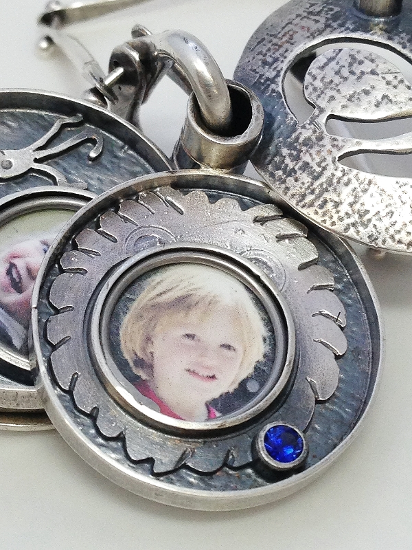 lion-monkey-airplane-locket-liondetail